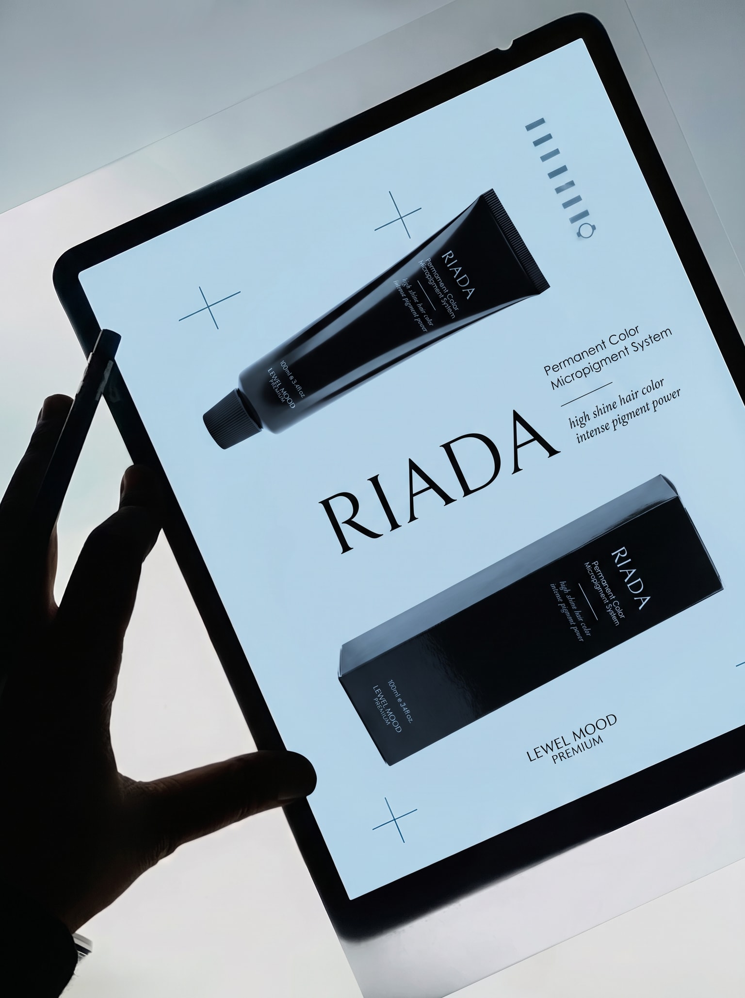 RIADA ürünlerinin tablet üzerinde sergilendiği kampanya görseli