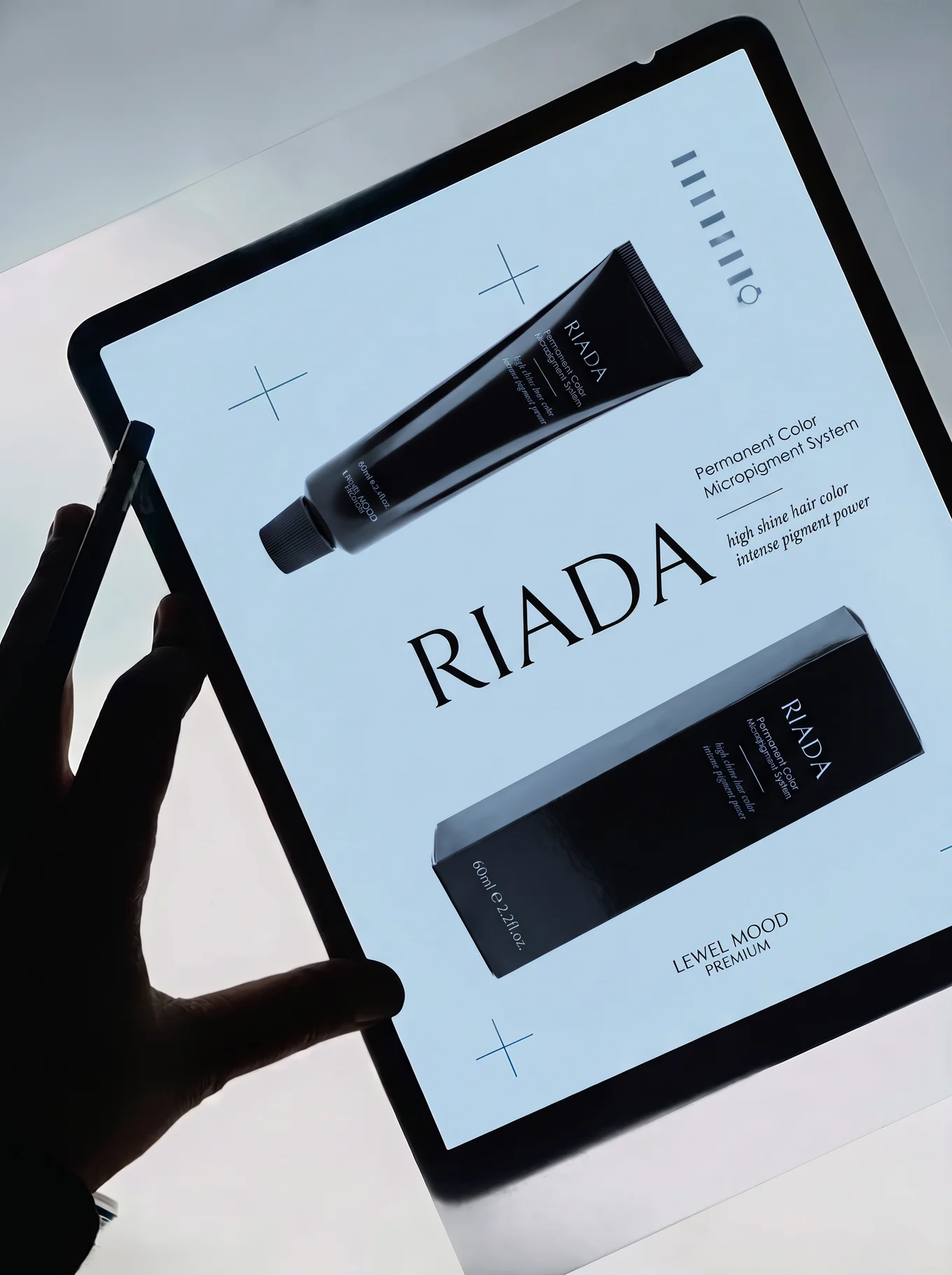 RIADA ürünlerinin tablet üzerinde sergilendiği kampanya görseli